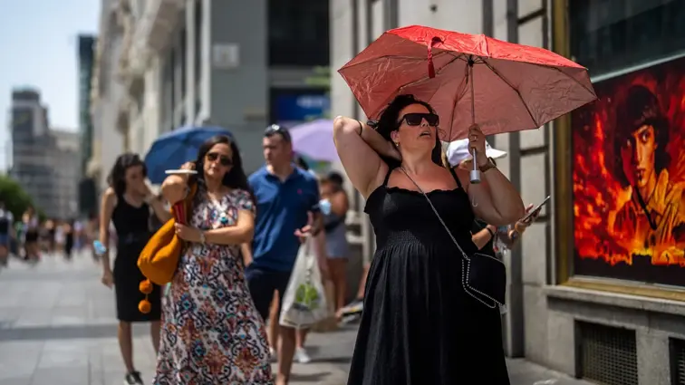 Pessoas a caminhar debaixo do calor